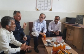 بازدید دکتر جلوداری از دبستان روستای پیکوه طبس در راستای انجام مسئولیت های اجتماعی